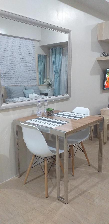 Eighty One Newport Boulevard Manila Exterior foto